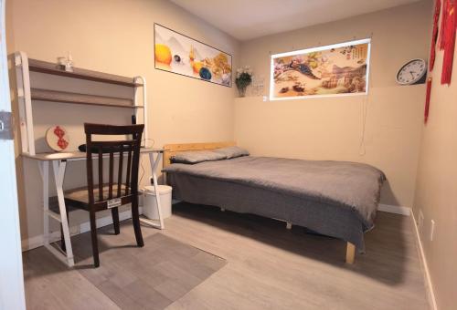 Ένα ή περισσότερα κρεβάτια σε δωμάτιο στο Home Inn Calgary Dalhousie 2