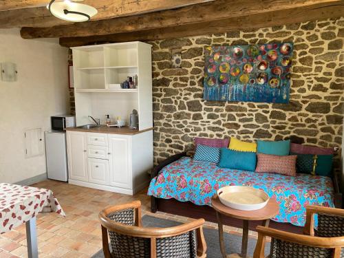 un salon avec un canapé et une table dans l'établissement Au Pont Ricoul, à Saint-Pierre-de-Plesguen