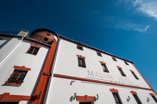 Um edifício branco com as palavras Marion Hotel em Malom Hotel em Debrecen