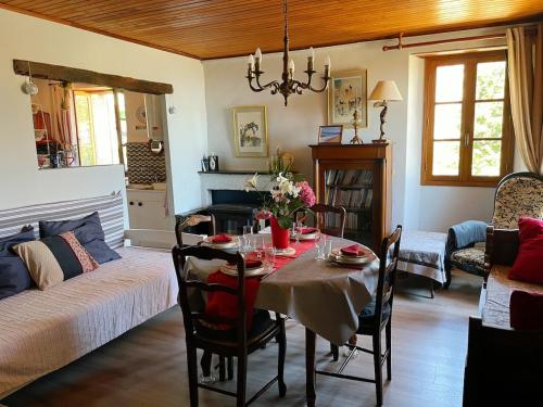 un salon avec une table et un canapé dans l'établissement Charming stay in an Authentic Corsican Village, à Zalana