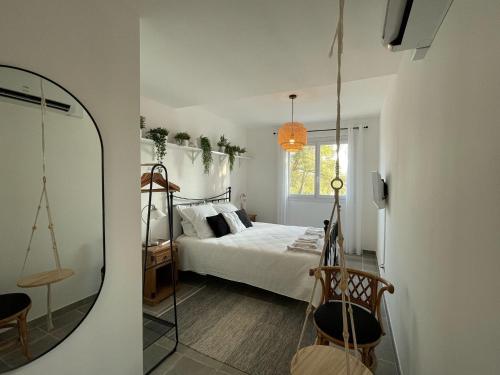 une chambre avec un lit et un miroir dans l'établissement La Solane - Grande maison sous les pins, à Six-Fours-les-Plages