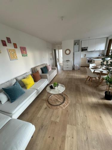 un salon avec un canapé et une table dans l'établissement Logement familial près de Disney, à Bussy-Saint-Georges