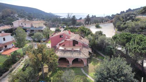 an aerial view of a house and a river at Villa Rosa Bestvacationever in Torre delle Stelle