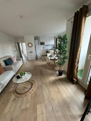 un salon avec un canapé et une table dans l'établissement Logement familial près de Disney, à Bussy-Saint-Georges