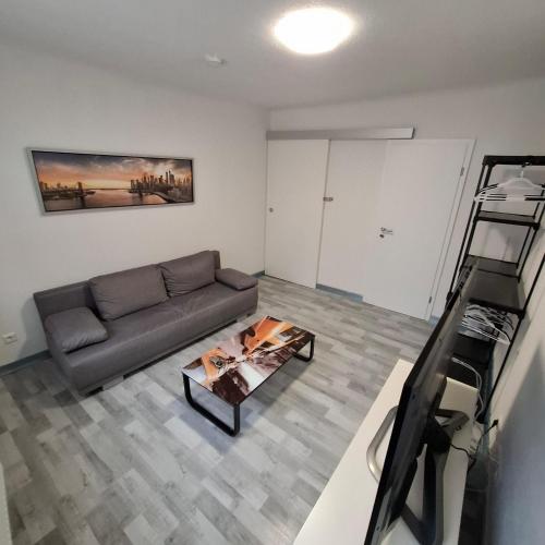 a living room with a couch and a table at GRooms in Gemmrigheim