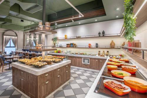 a large kitchen with a lot of food on display at INNSiDE by Meliá São Paulo Higienópolis in Sao Paulo