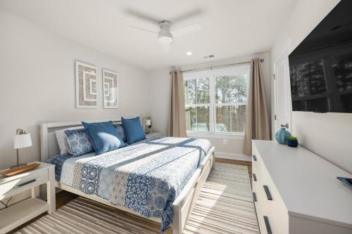 ルイスにあるBrand New Lewes House-Sleeps 14のベッドと窓のある寝室