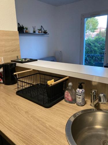 - un comptoir de cuisine avec un évier et un comptoir dans l'établissement Appartement dans villa à 600m de la plage, à Fréjus