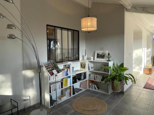 une chambre avec une étagère remplie de livres dans l'établissement La Solane - Grande maison sous les pins, à Six-Fours-les-Plages