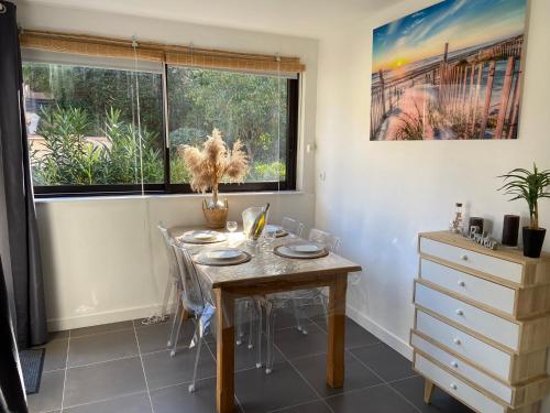 Photo de la galerie de l'établissement Appartement avec piscine et accès plage à Bandol, à Bandol