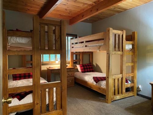 Katil atau katil-katil dalam bilik di Cozy Escape- Walking Distance to Village!