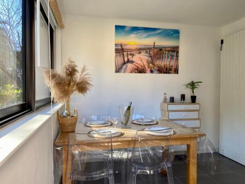 Photo de la galerie de l'établissement Appartement avec piscine et accès plage à Bandol, à Bandol