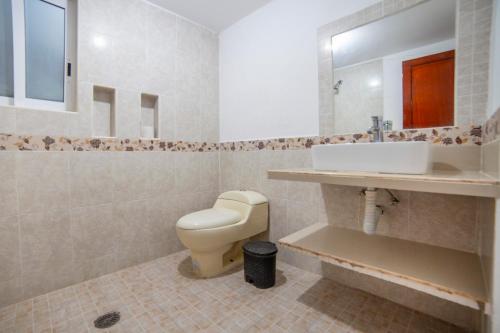 サンタ・クルス・ウアトゥルコにあるHotel Del Profe, Huatulcoのトイレと洗面台付きのバスルーム