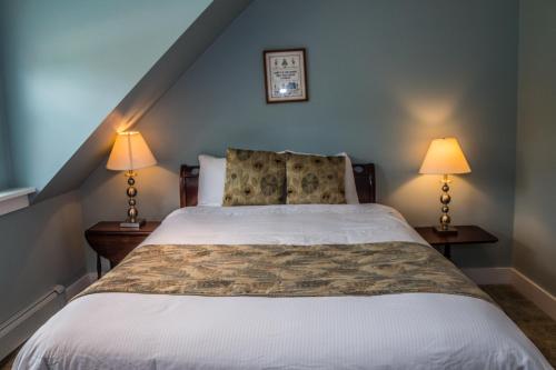 เตียงในห้องที่ Cranmore Inn and Suites, a North Conway boutique hotel