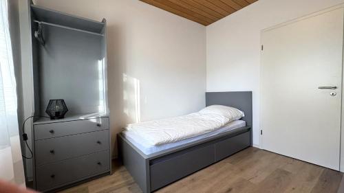 Postel nebo postele na pokoji v ubytování Helle gemütliche 3-Zi-Whg mit Terrasse und Gartenzugang