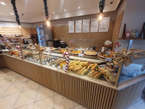 une boulangerie avec une vitrine remplie de nombreuses pâtisseries dans l'établissement Appartement cosy près de la Seine, à Boulogne-Billancourt