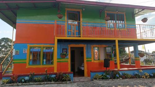 a colorful house with a balcony on top of it at Alojamiento el jardin in Filandia