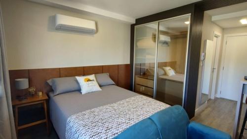 una camera da letto con un letto e una cabina doccia di Yoo 914 - Luxury Loft a Porto Alegre