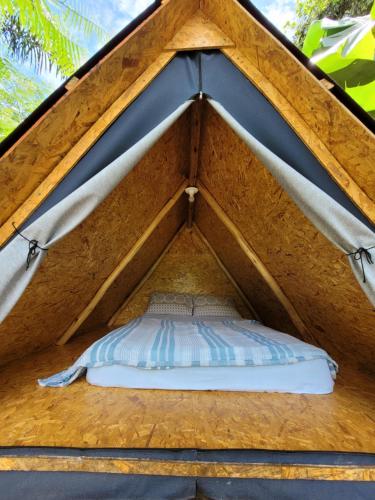 ein Bett in einem Tipi-Zelt in der Unterkunft Nosso Quintal Candeias - Cabana Flamboyant in Conceição do Mato Dentro