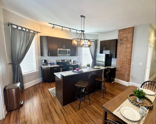 Kuchyň nebo kuchyňský kout v ubytování Expansive Ohio City Home