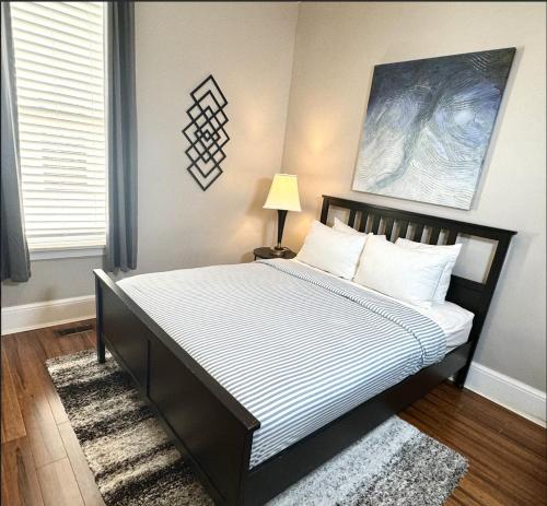 Postel nebo postele na pokoji v ubytování Expansive Ohio City Home