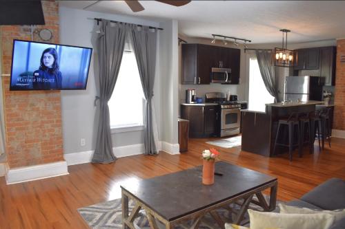 Kuchyň nebo kuchyňský kout v ubytování Spacious Ohio City District Home