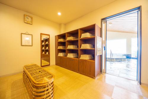 a room with a shelf with a stool and a door at Sengokuhara Shinanoki Ichinoyu in Hakone