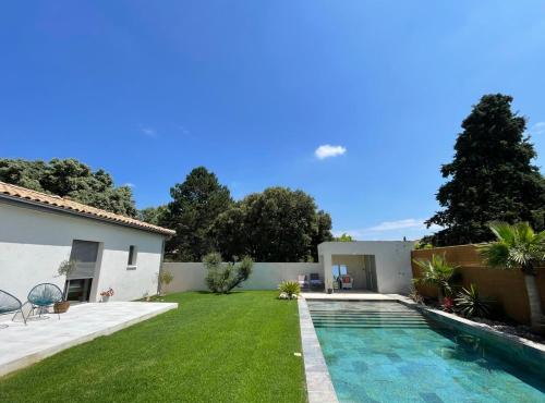une cour avec une piscine et une maison dans l'établissement Modern Escape in Provence, à Bollène