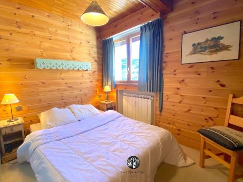 une chambre avec un grand lit dans une pièce en bois dans l'établissement T3 Plein Sud - Proche remontées mécaniques, à L'Alpe-d'Huez