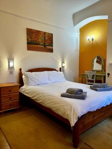 惠特比Bleak House的卧室里有一张大床，床上铺着毛巾。