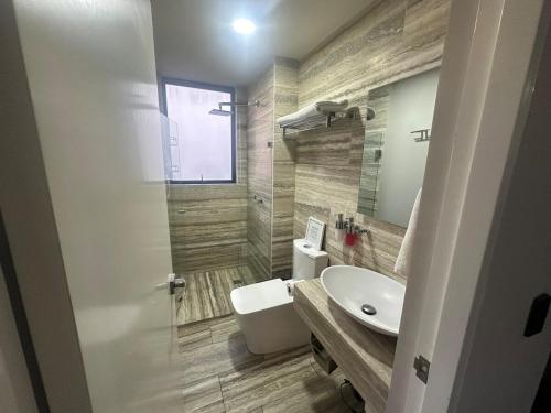 a bathroom with a toilet and a sink at Apartment with balcony in the heart of the city in Mexico City