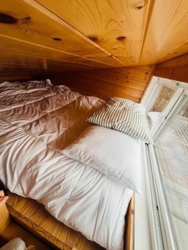 Postel nebo postele na pokoji v ubytování Mountain High Aster a tranquil tiny home nestled high in the mountains near Boone, NC
