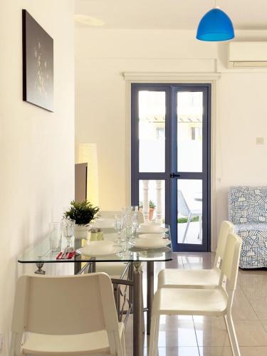 Un lugar para sentarse en Cozy Beachside Apartment with Pool Access - Ideal for Relaxation