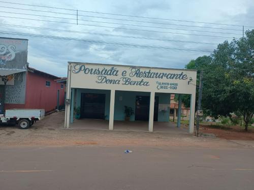 un edificio con una señal para una práctica de tambor en Hotel - Pousada e Restaurante Dona Benta, en Novo Acordo