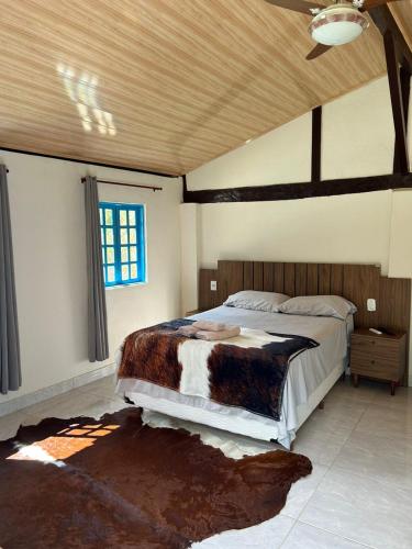 een slaapkamer met een groot bed met een houten plafond bij Villa Serenità - Casa Vecchia in Santa Teresa