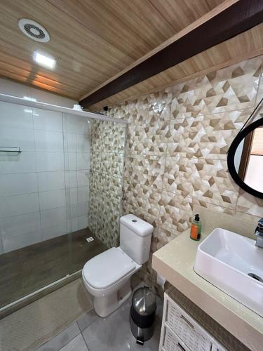 een badkamer met toilet en wastafel bij Villa Serenità - Casa Vecchia in Santa Teresa