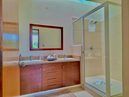 une salle de bain avec deux lavabos et une douche dans l'établissement Villa en Nuevo Vallarta 1, à Nuevo Vallarta