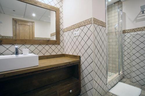 y baño con lavabo y espejo. en Benahavis Penthouse Apartment, en Benahavís