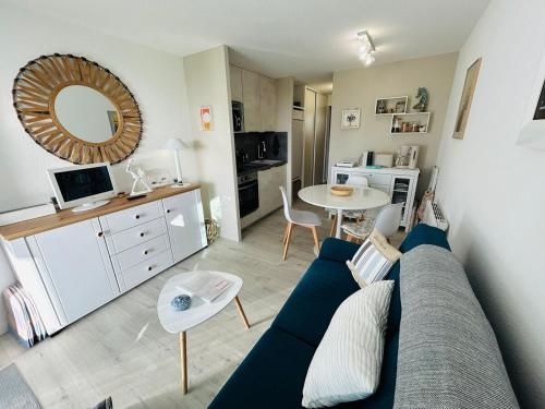 un salon avec un canapé bleu et une table dans l'établissement 