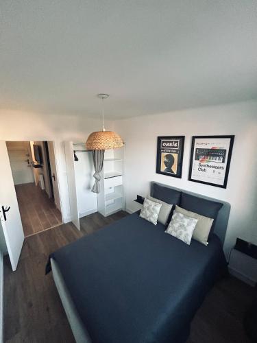 - une chambre avec un lit bleu dans l'établissement Air'Vibes - 1 à 4 personnes - Route l'Espagne, à Portet-sur-Garonne