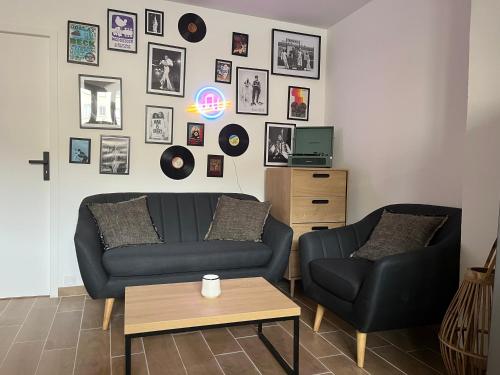 un salon avec un canapé et deux chaises dans l'établissement T3 - Route Espagne - Autoroute A64 2min - Parking, à Portet-sur-Garonne