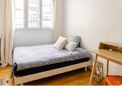un petit lit dans une chambre avec une fenêtre dans l'établissement 40sqm flat near Eiffel Tower, à Paris