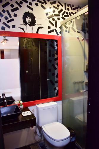 een badkamer met een toilet en een wastafel bij AlojaEasy in Asuncion