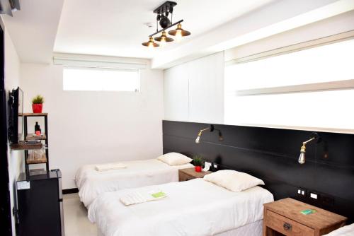 twee bedden in een kamer met witte muren bij AlojaEasy in Asuncion
