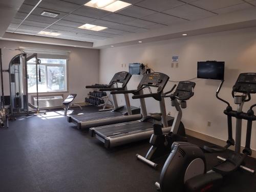 Gimnasio o instalaciones de fitness de Days Inn & Suites by Wyndham Fort Saskatchewan