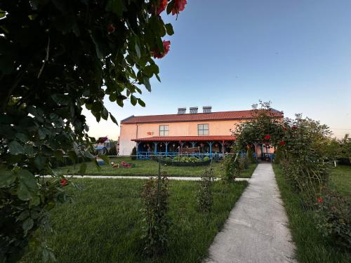 Taman di luar Agropensiuea Casa Uncu