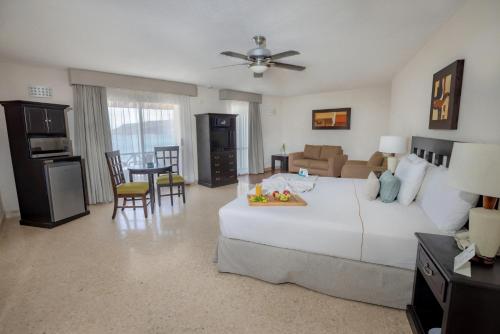 Ein Bett oder Betten in einem Zimmer der Unterkunft Best Western Hotel Posada Freeman Zona Dorada
