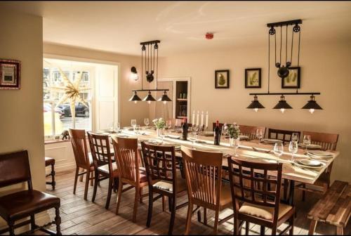 comedor grande con mesa grande y sillas en The Dale Manor, en Hexham