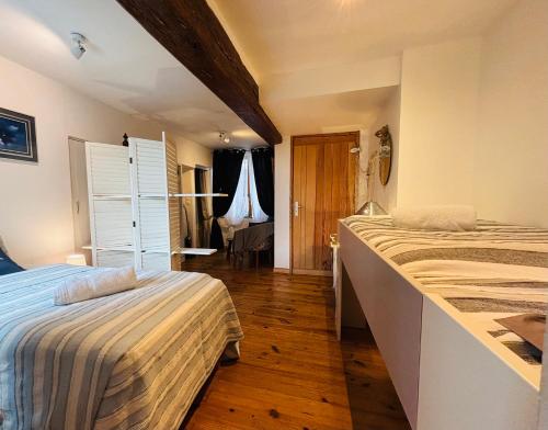 une chambre avec deux lits dans une pièce dans l'établissement La maison à rayures - Centre historique, à Honfleur