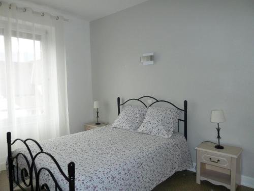 Ένα ή περισσότερα κρεβάτια σε δωμάτιο στο Les Chenets